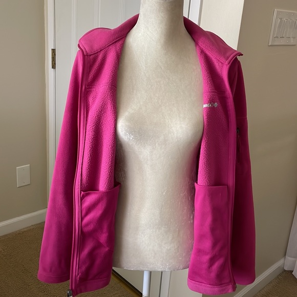 Columbia Women’s zip front fleece jacket. - Picture 8 of 12